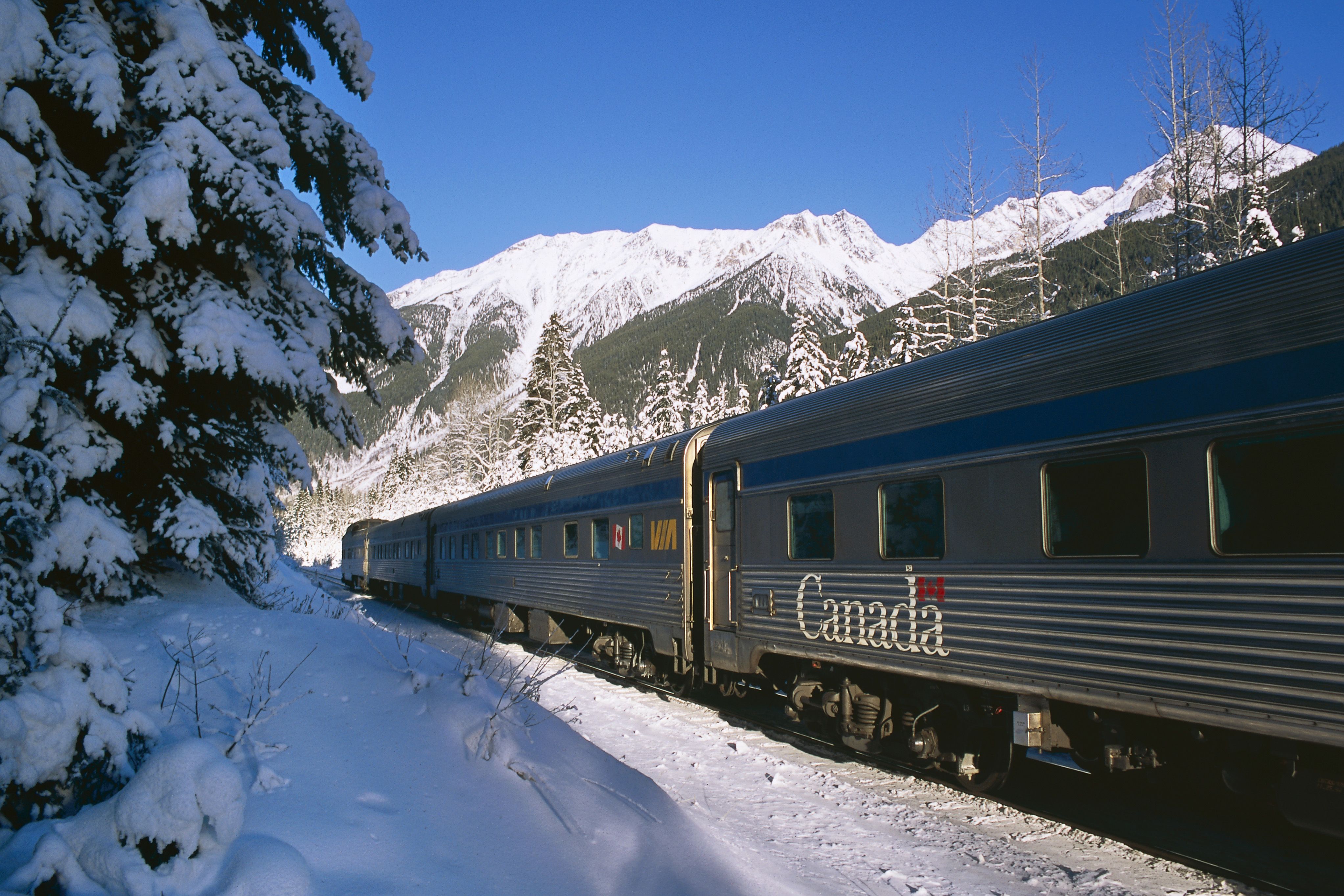 Поезд в течении 10 с. Via Rail Канада. Канадская Тихоокеанская железная дорога. Торонто Ванкувер железная дорога. Пассажирские вагоны Канады.