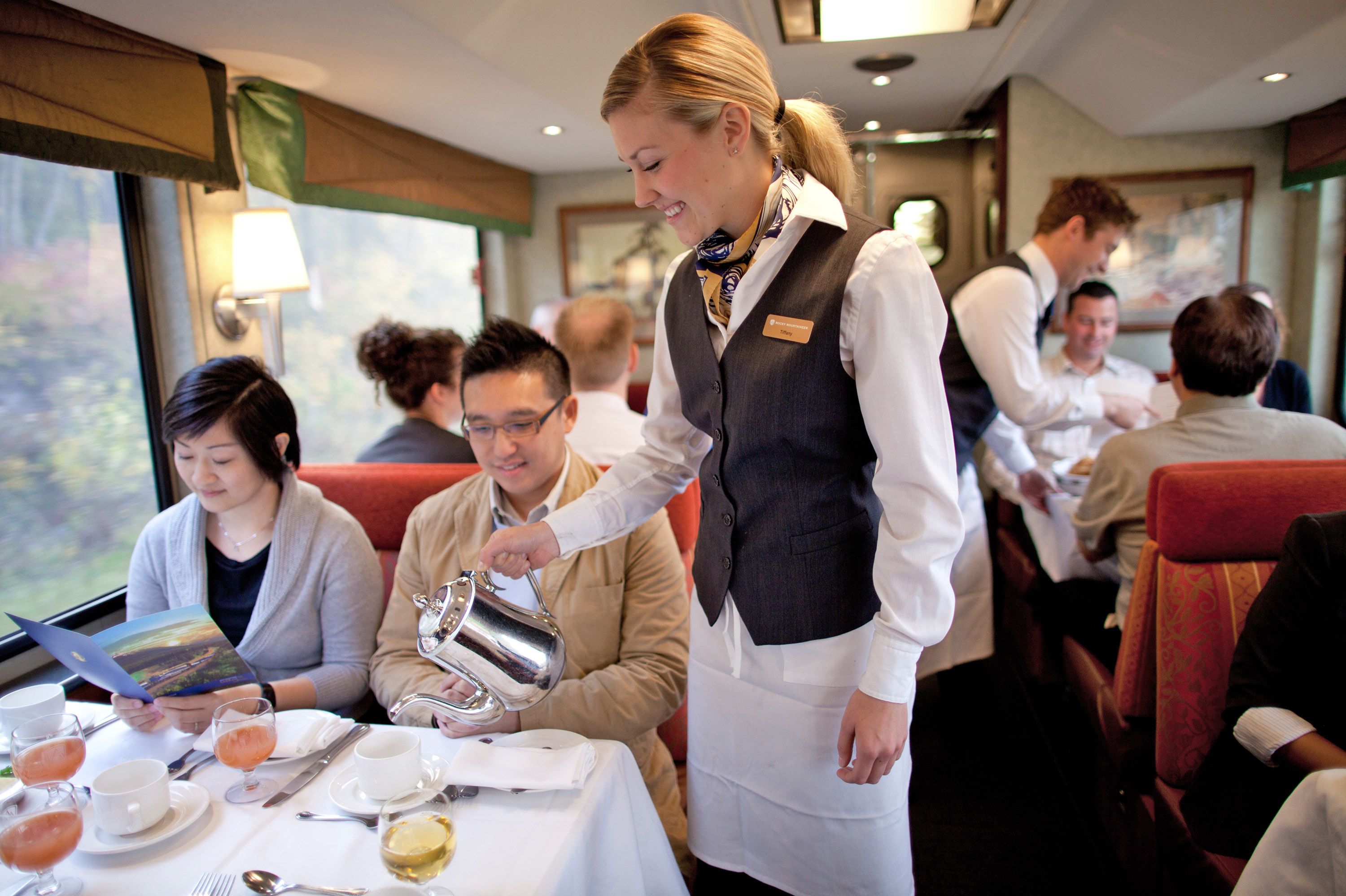 Gold Leaf Service im Zug der Rocky Mountaineer Bahngesellschaft