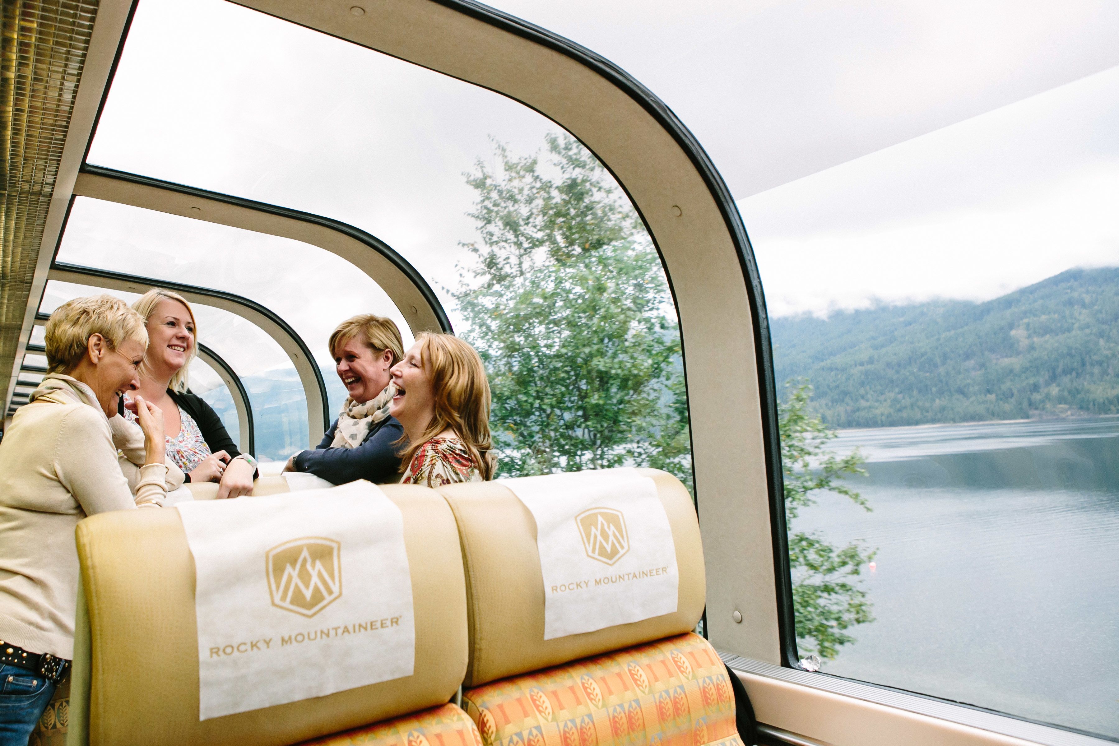 Passagiere im Zug der Rocky Mountaineer Bahngesellschaft