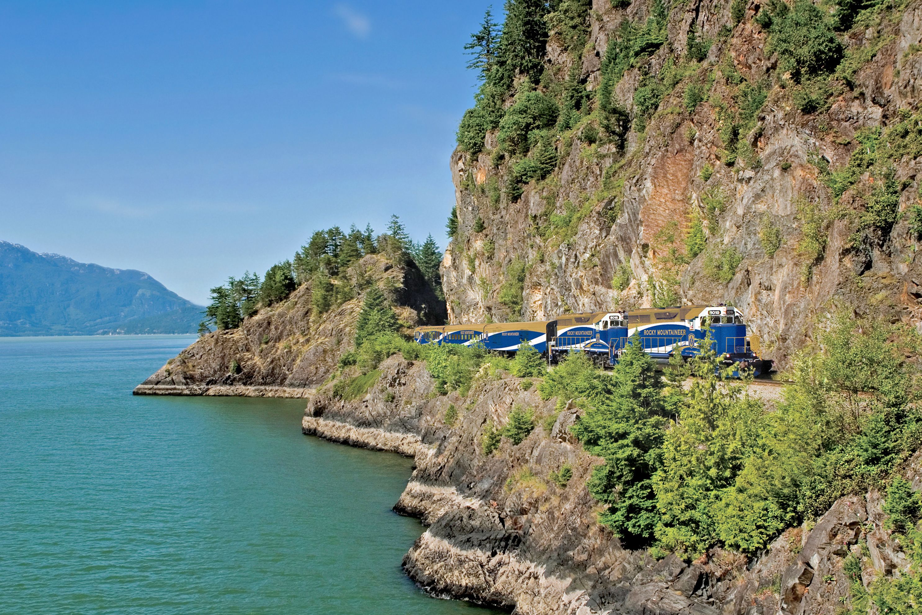 Zug am Howe Sound