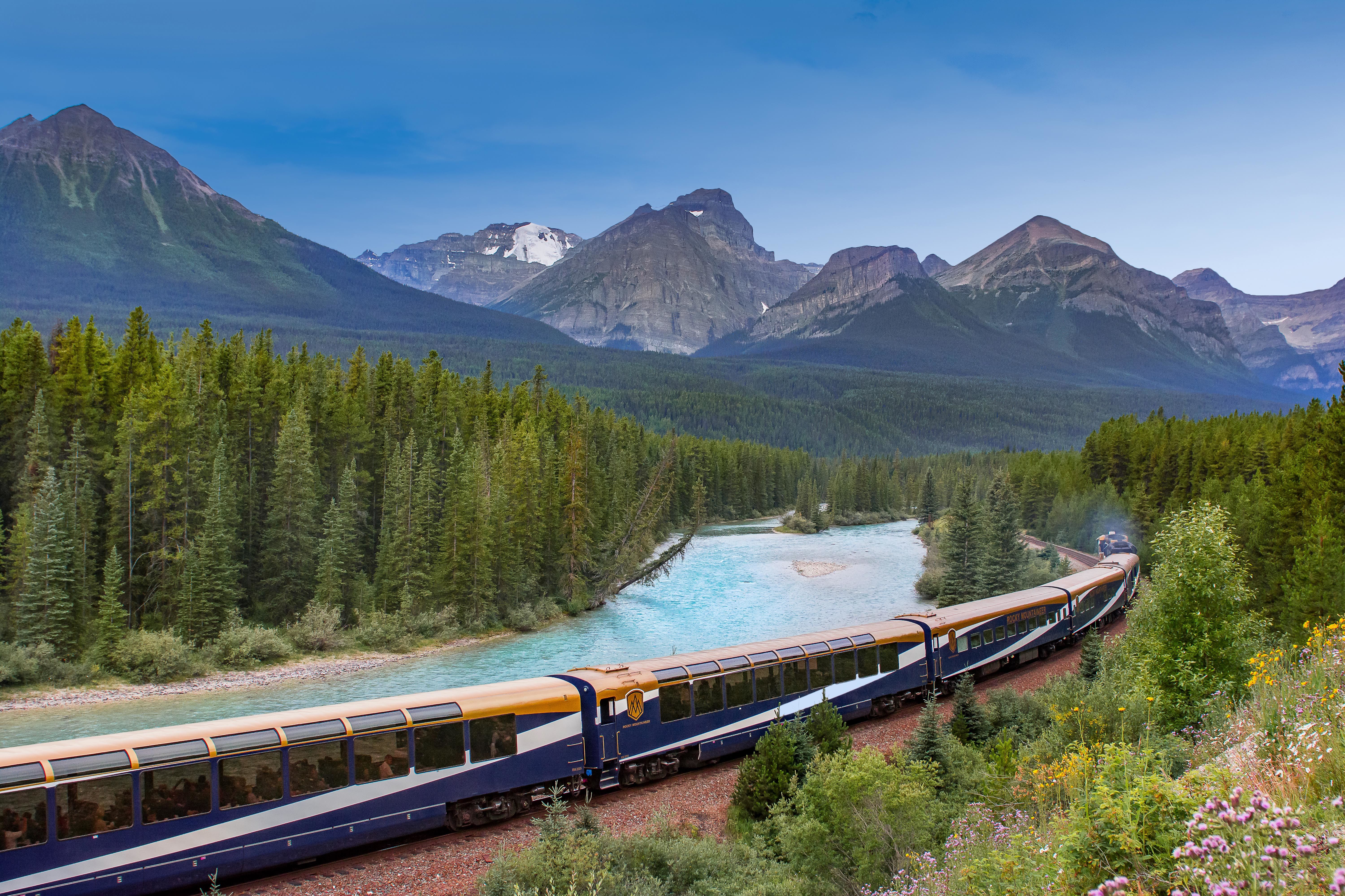 Zug der Rocky Mountaineer Bahngesellschaft vor Bergpanorama nahe Exshaw