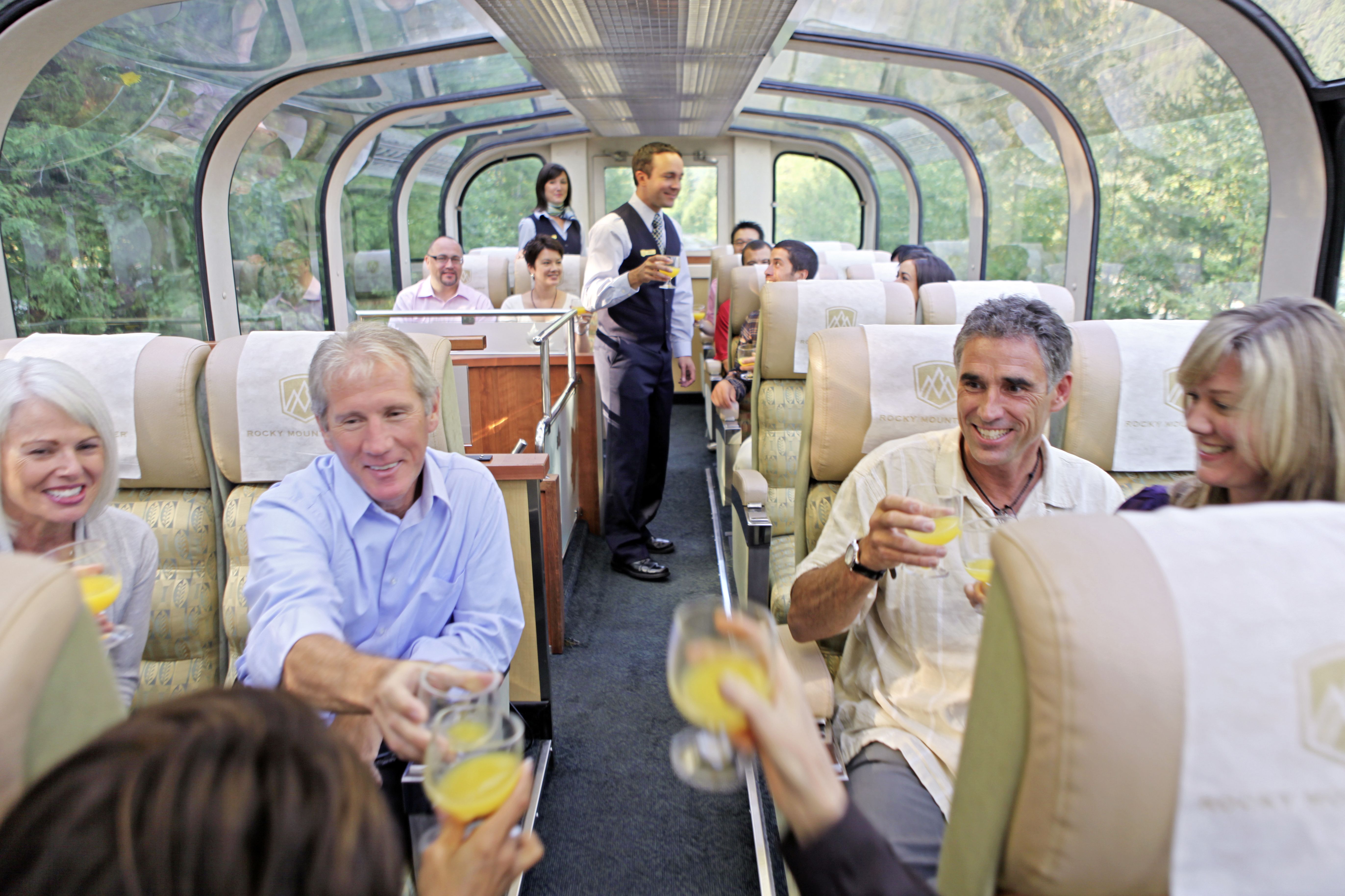 Zuprosten im Panoramawagen des Gold Leaf Service im Rocky Mountaineer