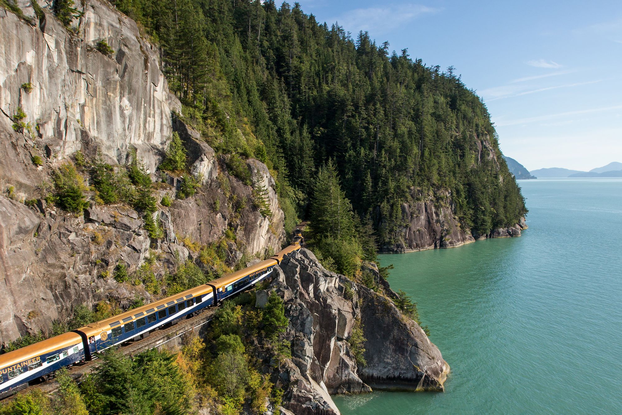 Zug der Rocky Mountaineer Bahngesellschaft fährt an einem Berg entlang