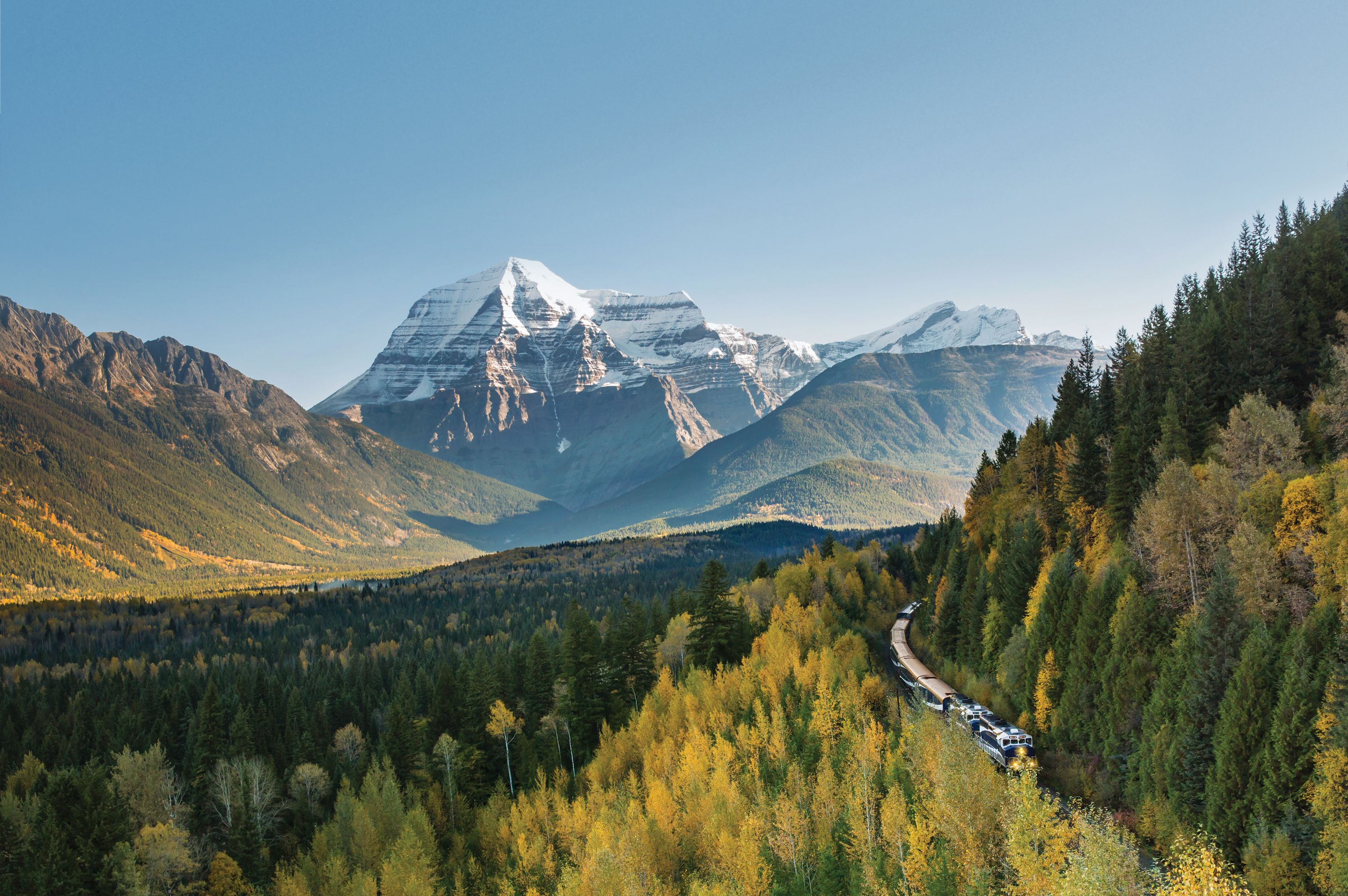Zug der Rocky Mountaineer Bahngesellschaft vor dem Mount Robson