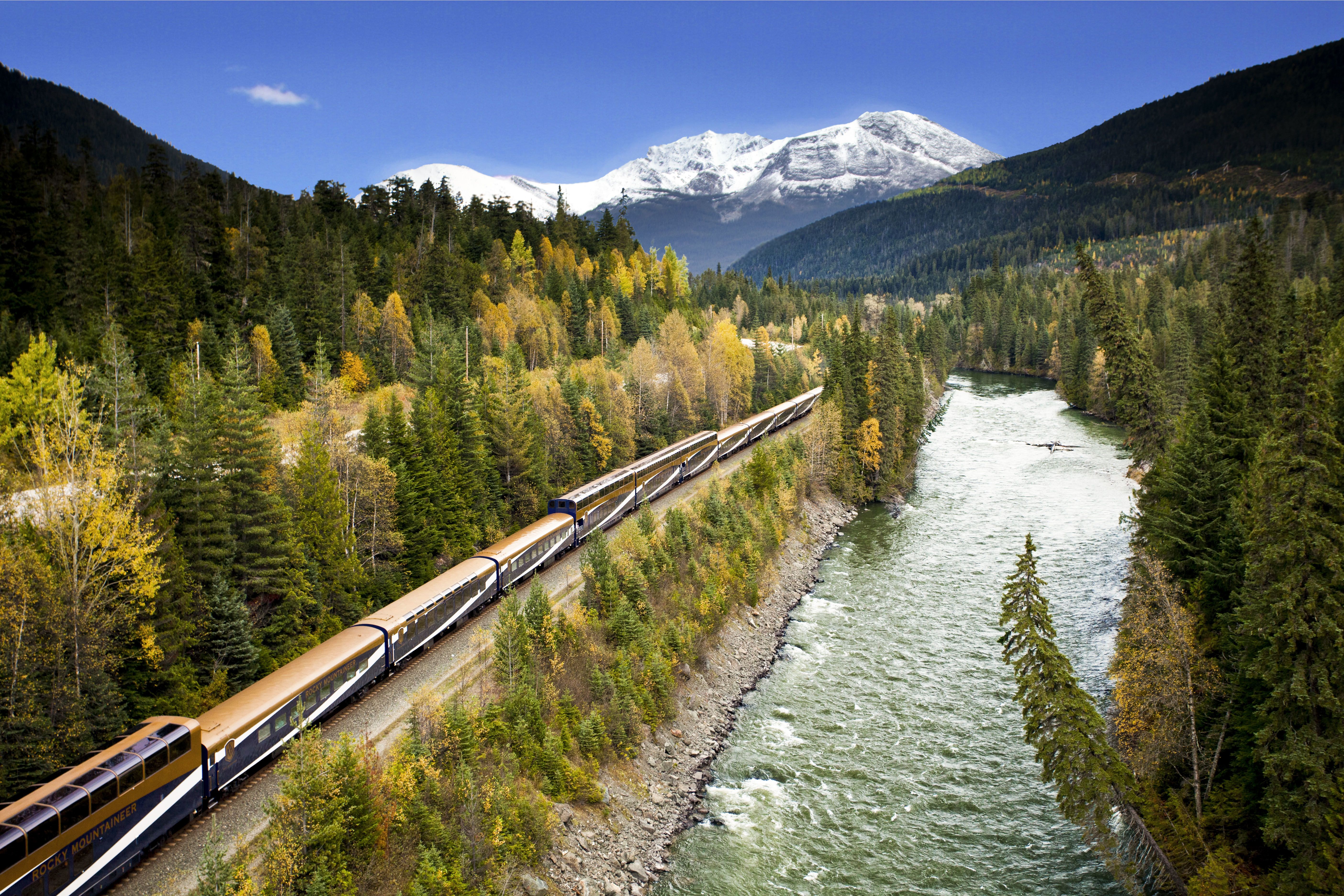 Zug der Rocky Mountaineer Bahngesellschaft am North Thompson River