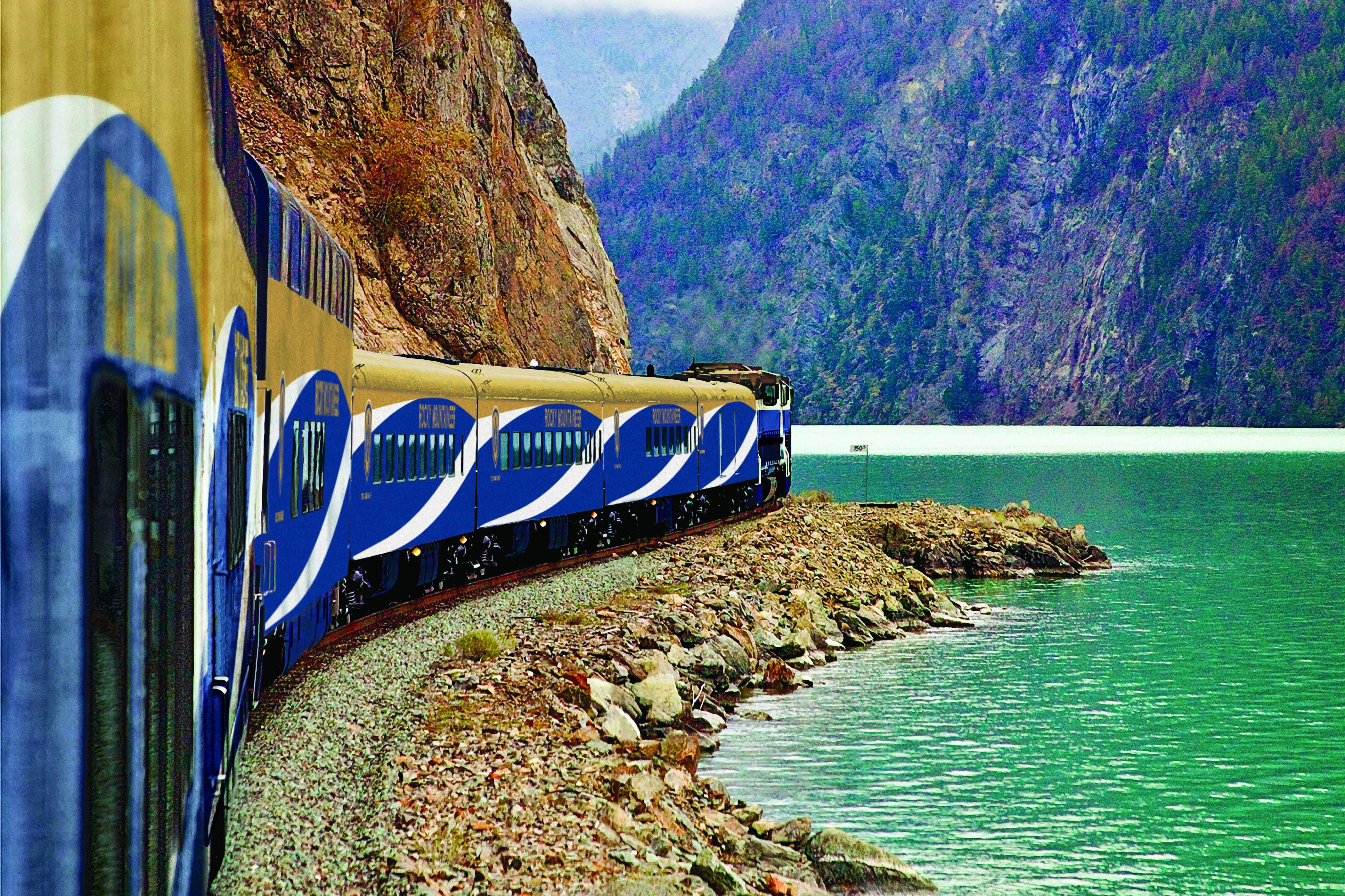 Zug der Rocky Mountaineer Bahngesellschaft am Seton Lake