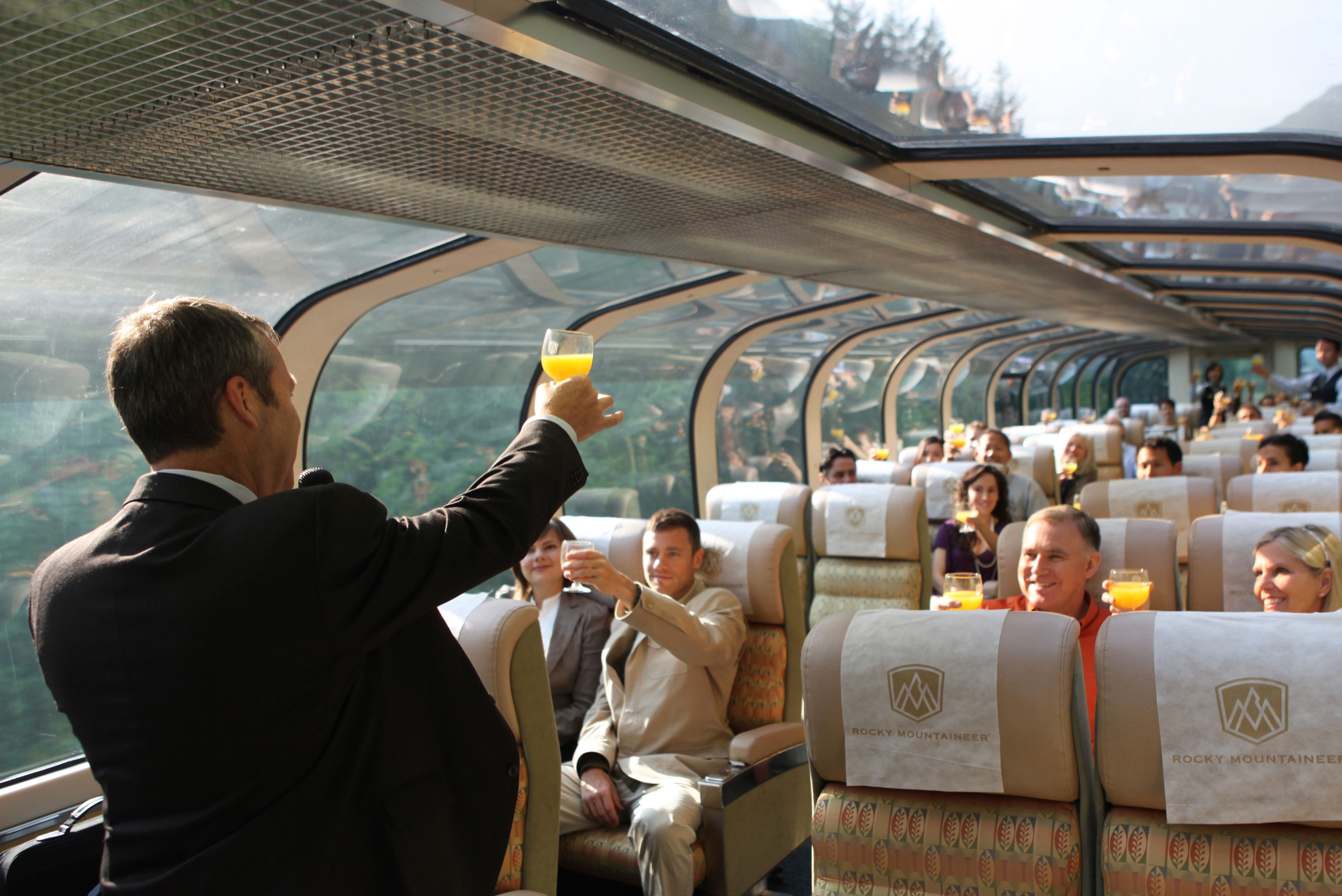 Zugbegleitung des Gold Leaf Services der Rocky Mountaineer Bahngesellschaft