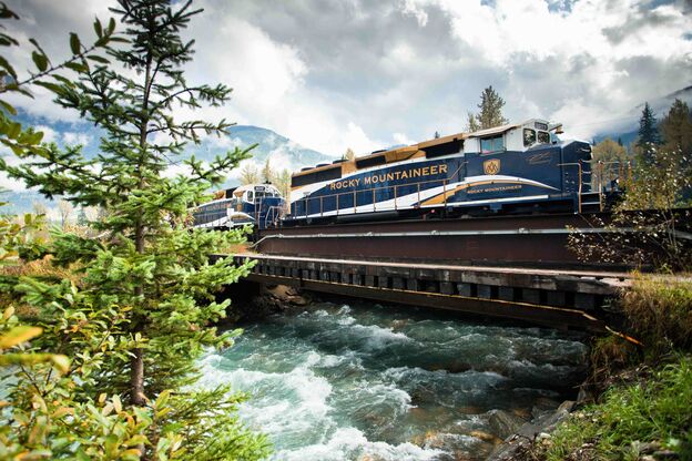 Der Rocky Mountaineer überquert einen Fluss Der Rocky Mountaineer überquert einen Fluss