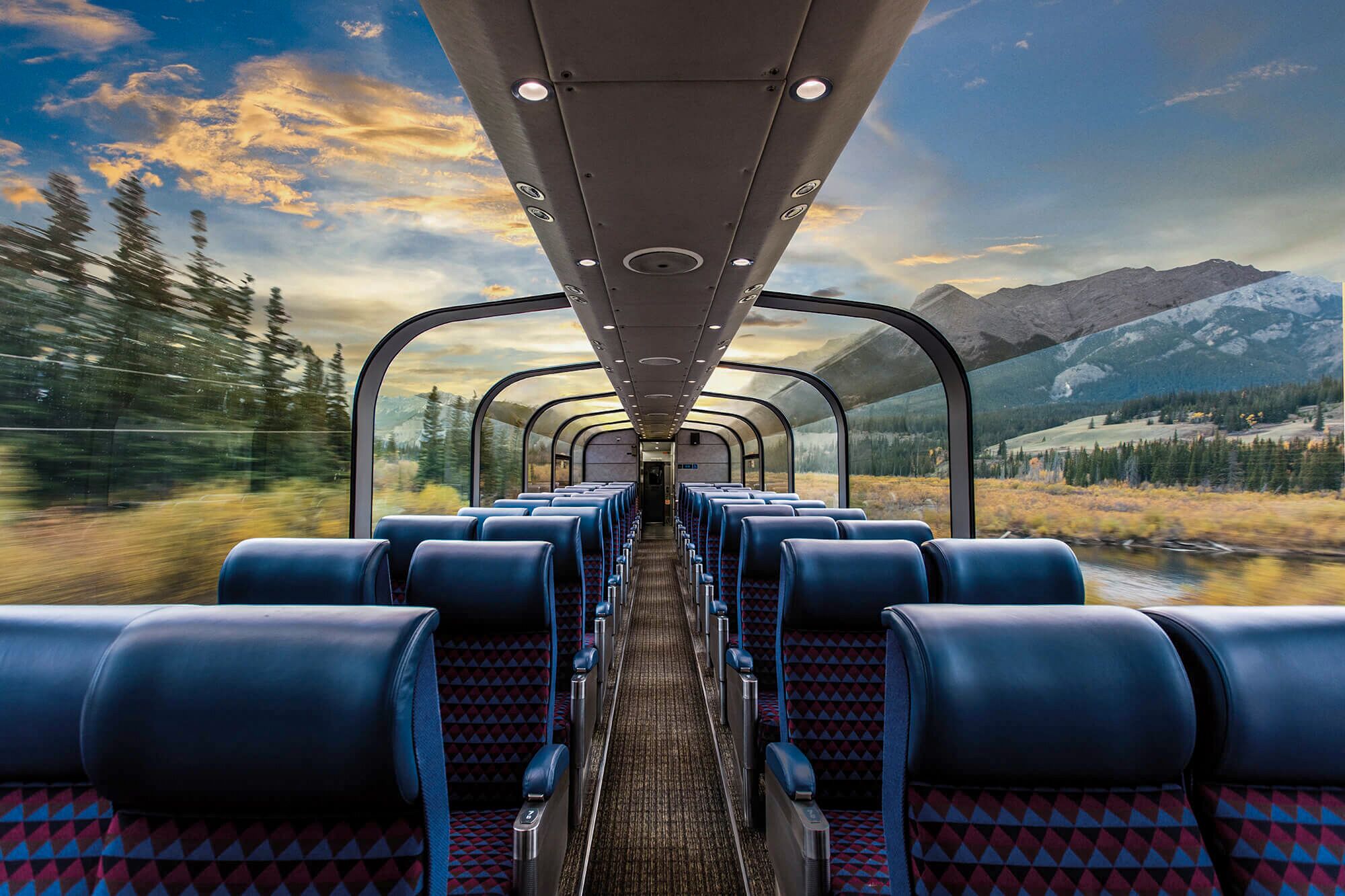 Wunderschöne Aussicht auf die Natur aus dem Glasdach des "The Canadian"