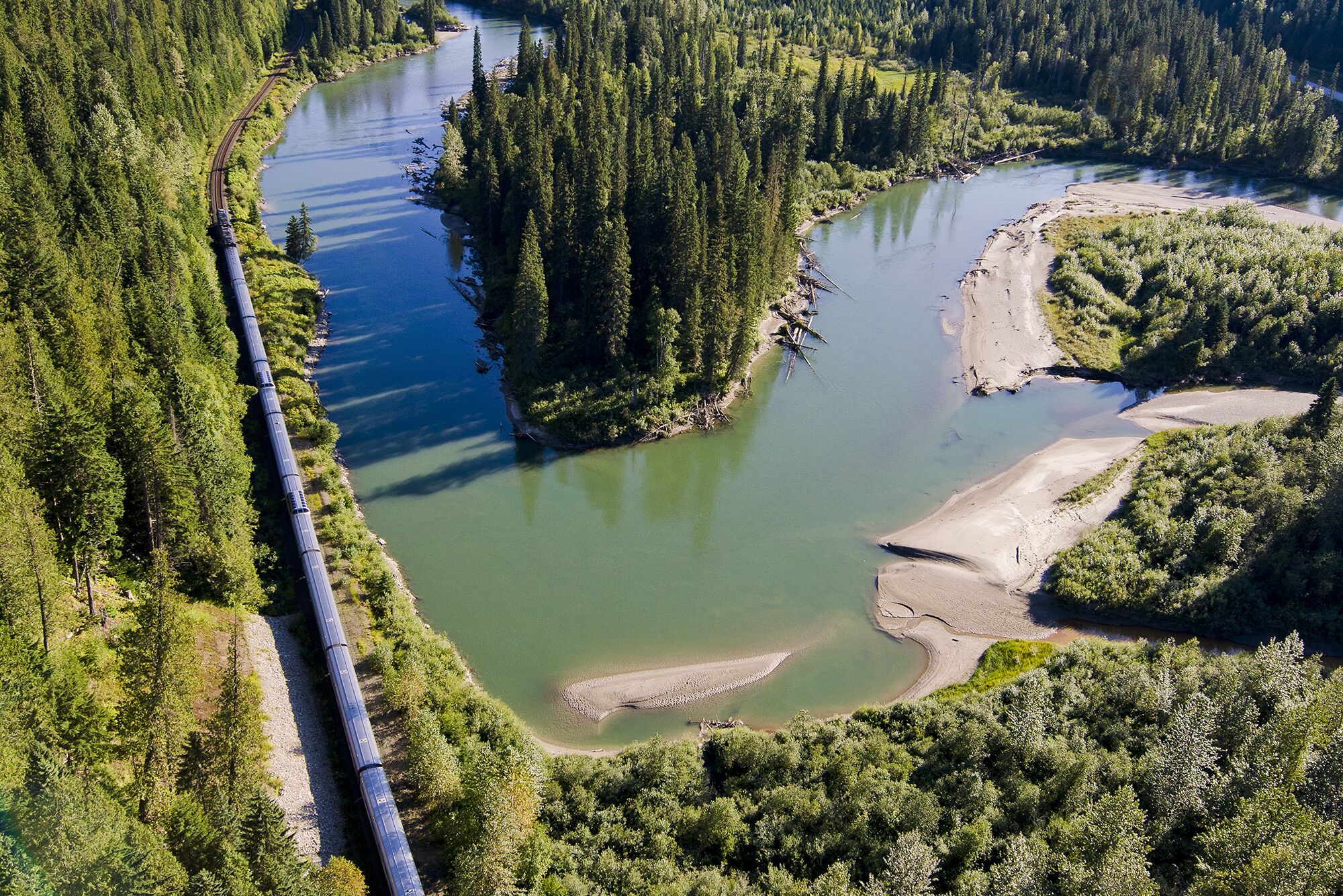 Mit dem Zug "The Canadian" von Via Rail durch die Landschaft Kanadas fahren