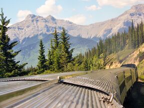 Auf grosser Fahrt mit dem Zug "The Canadian" durch die Rocky Mountains