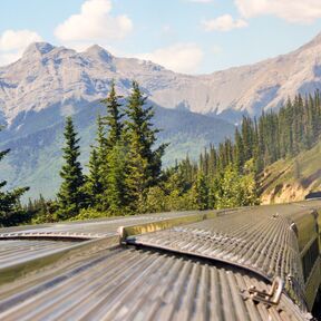 Auf grosser Fahrt mit dem Zug "The Canadian" durch die Rocky Mountains