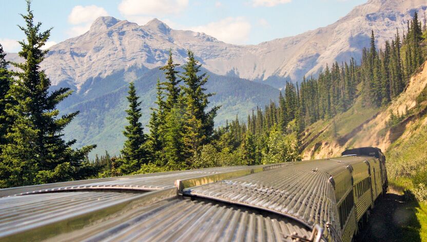 Auf grosser Fahrt mit dem Zug "The Canadian" durch die Rocky Mountains
