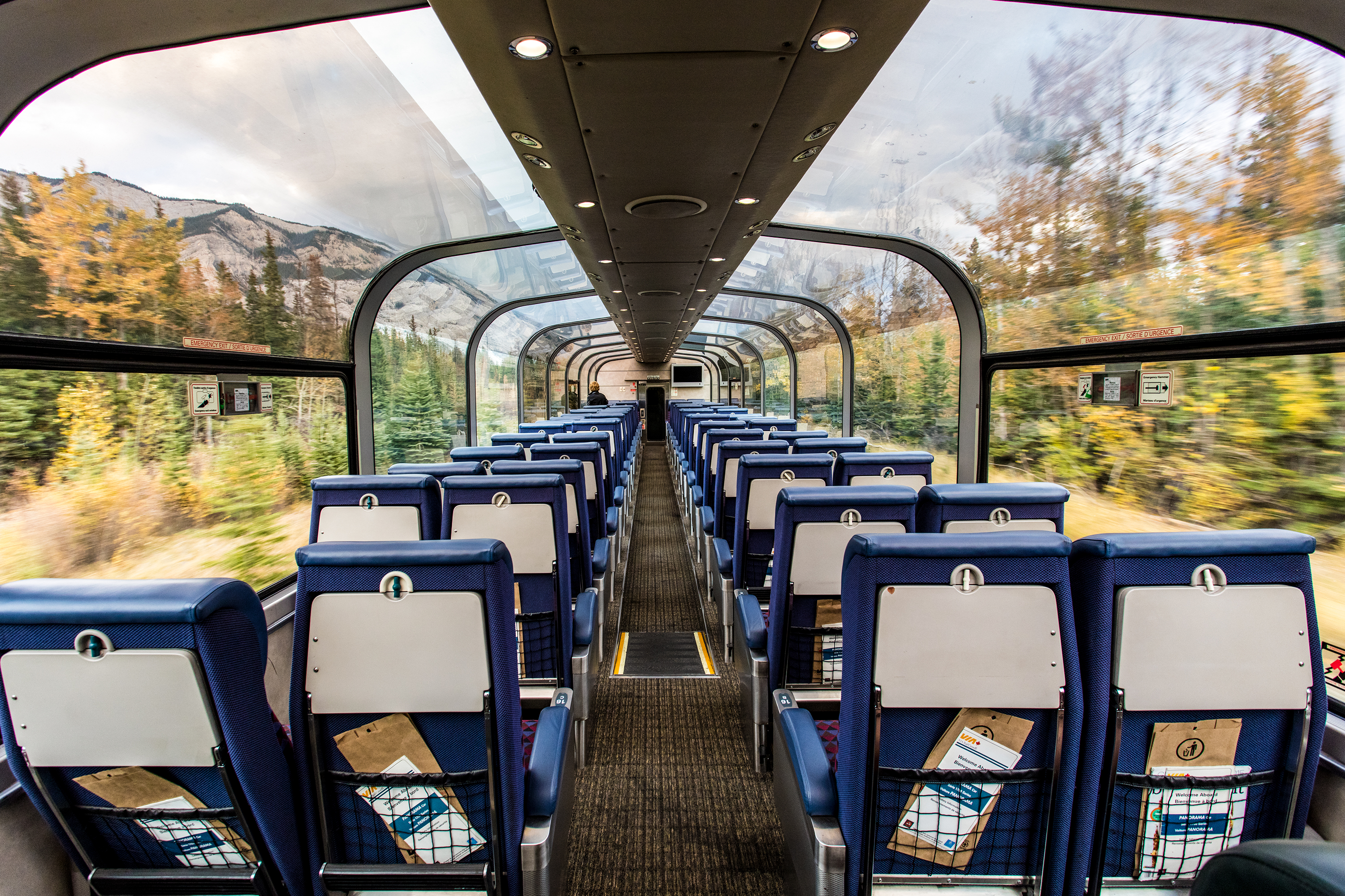 Die Aussicht vom Skyline Dome Abteil des Zuges "The Canadian" in Kanada bewundern