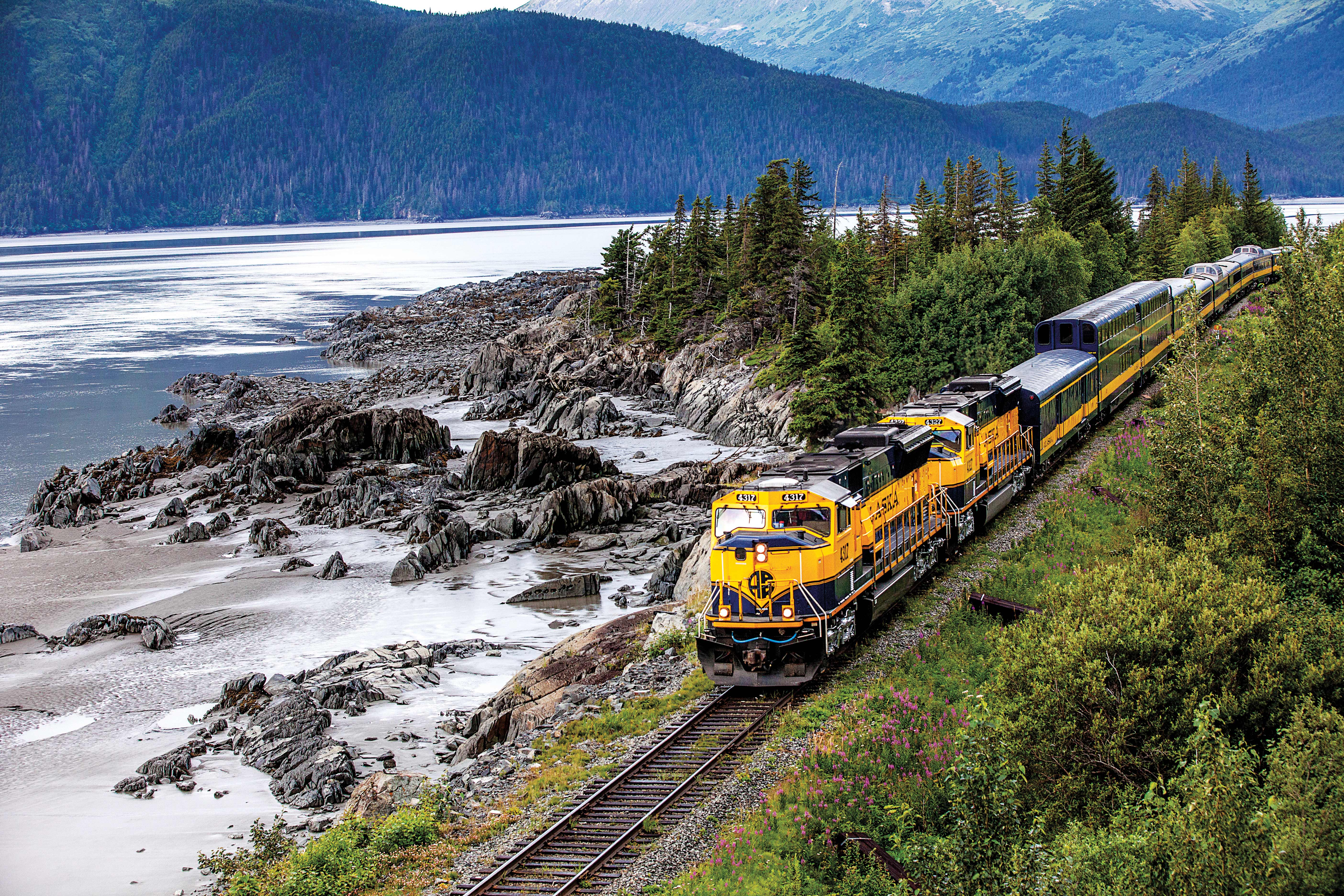 Der Coastal Classic Train fährt entlang der Küste Alaskas