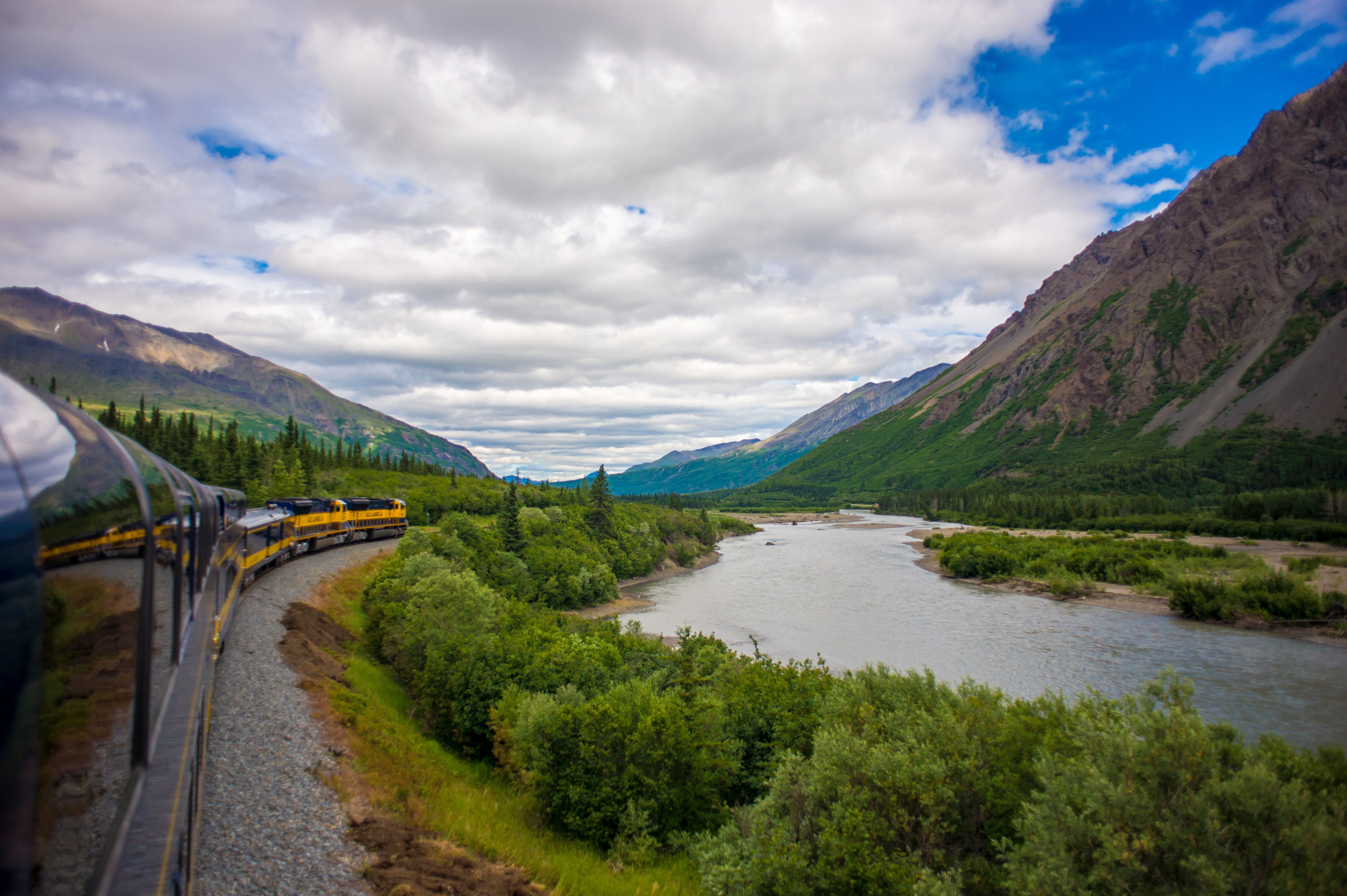 Der Denali Star Train fährt am Fluss entlang