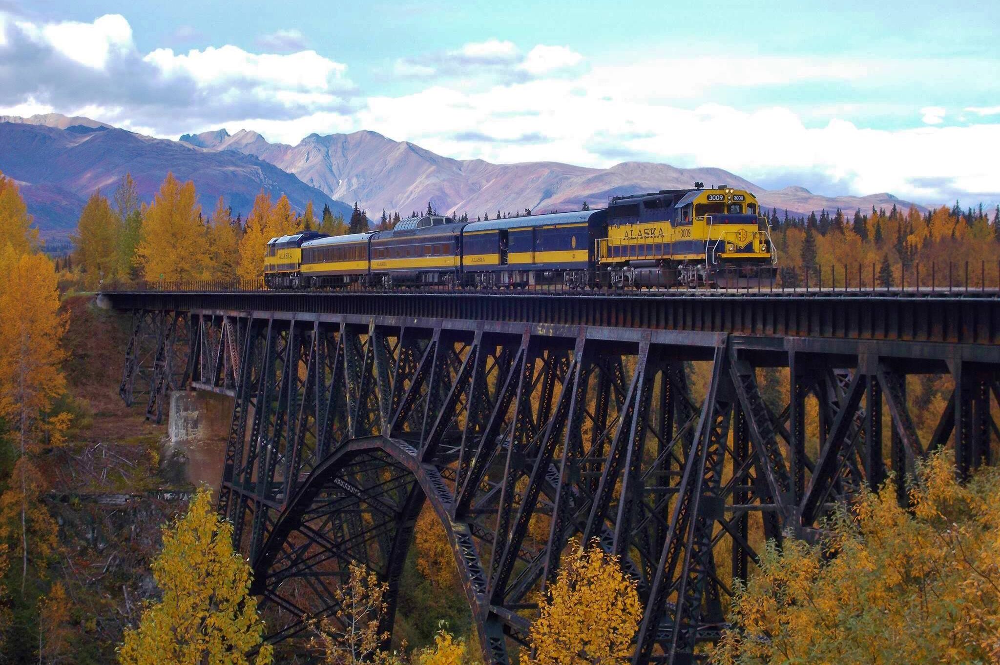 Hurricane Turn Train fährt durch herbstige Landschaft