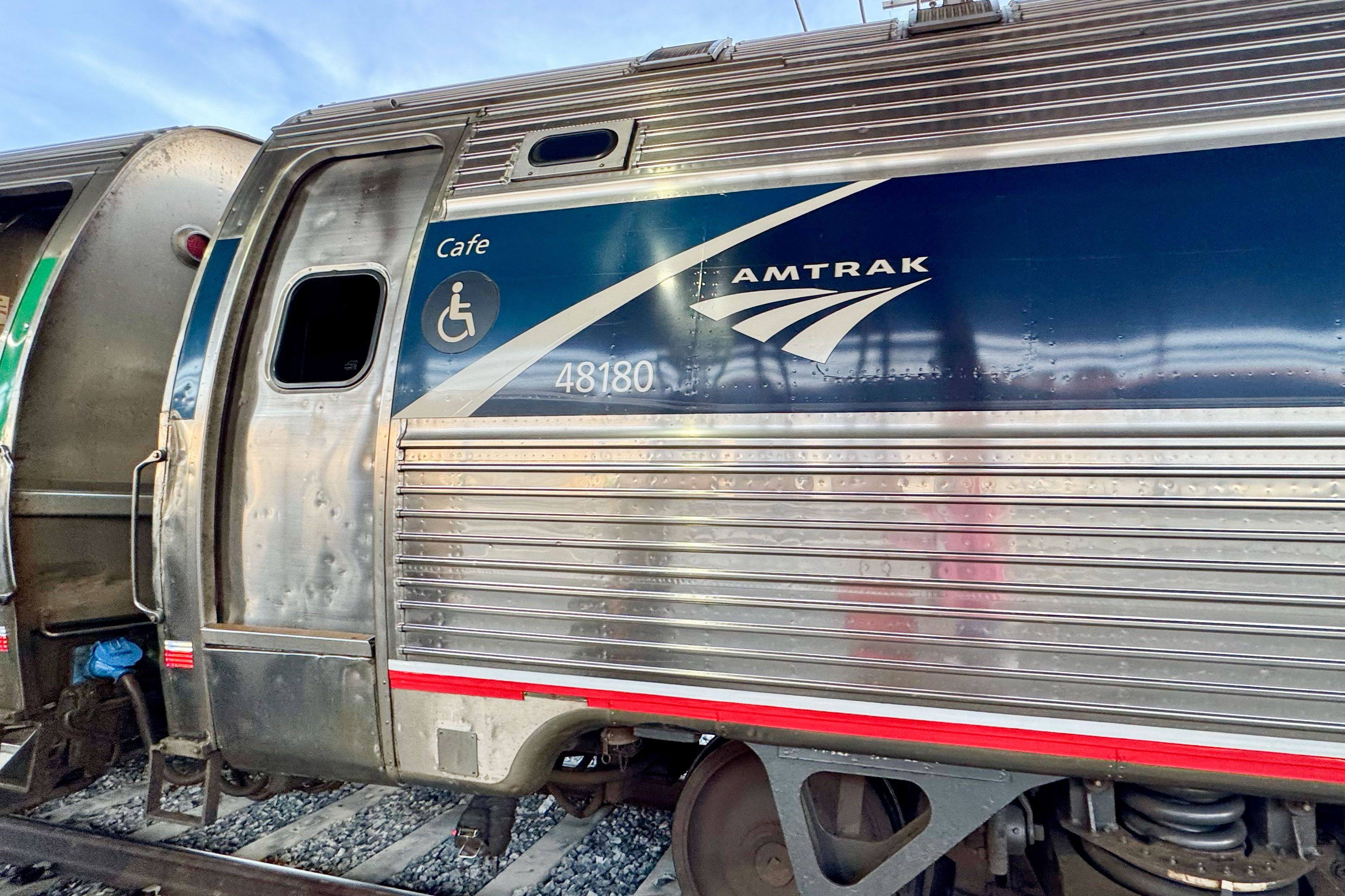 Amtrak Zug in der Seitenansicht