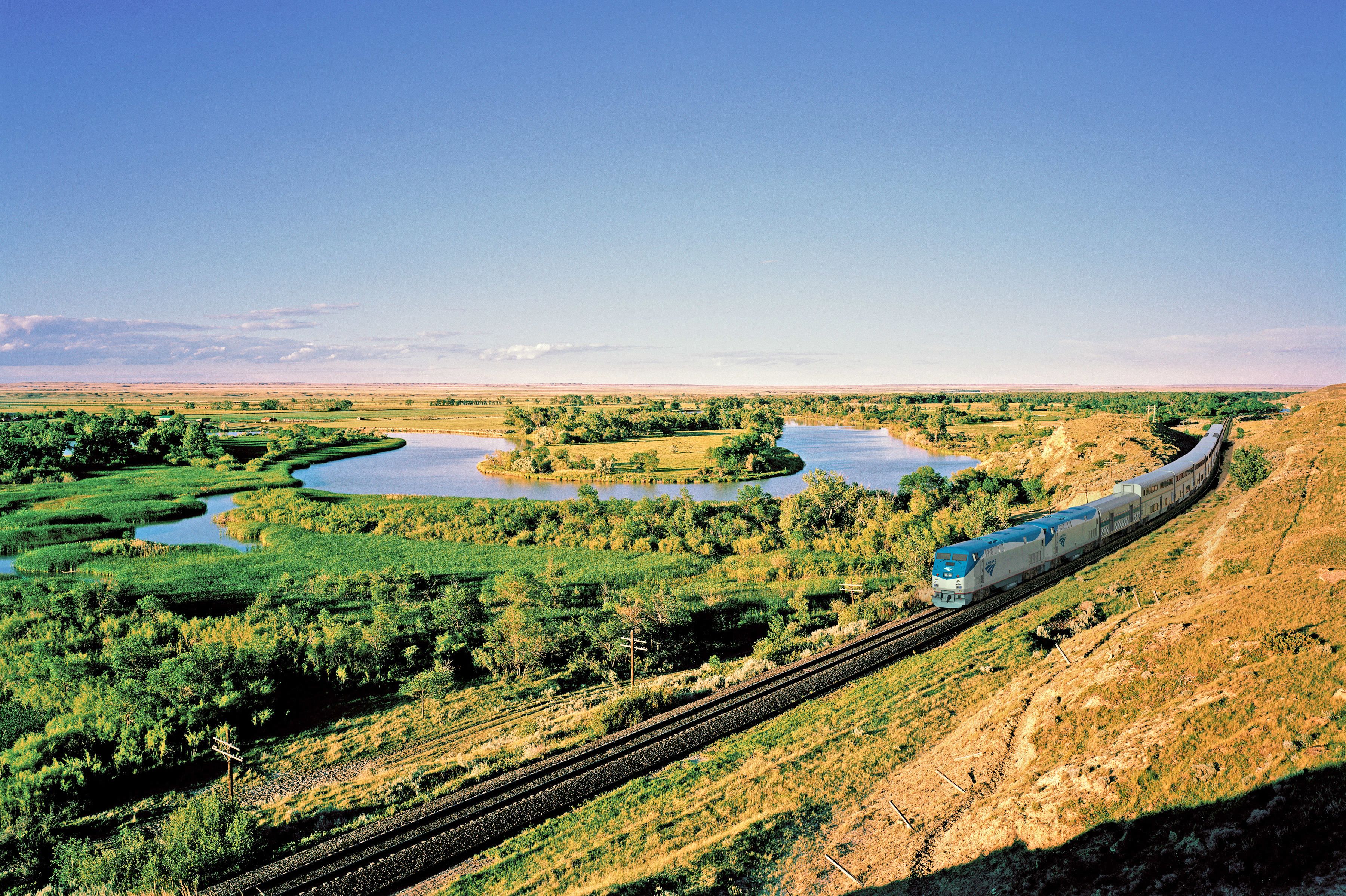 Amtrak Empire Builder auf freier Strecke