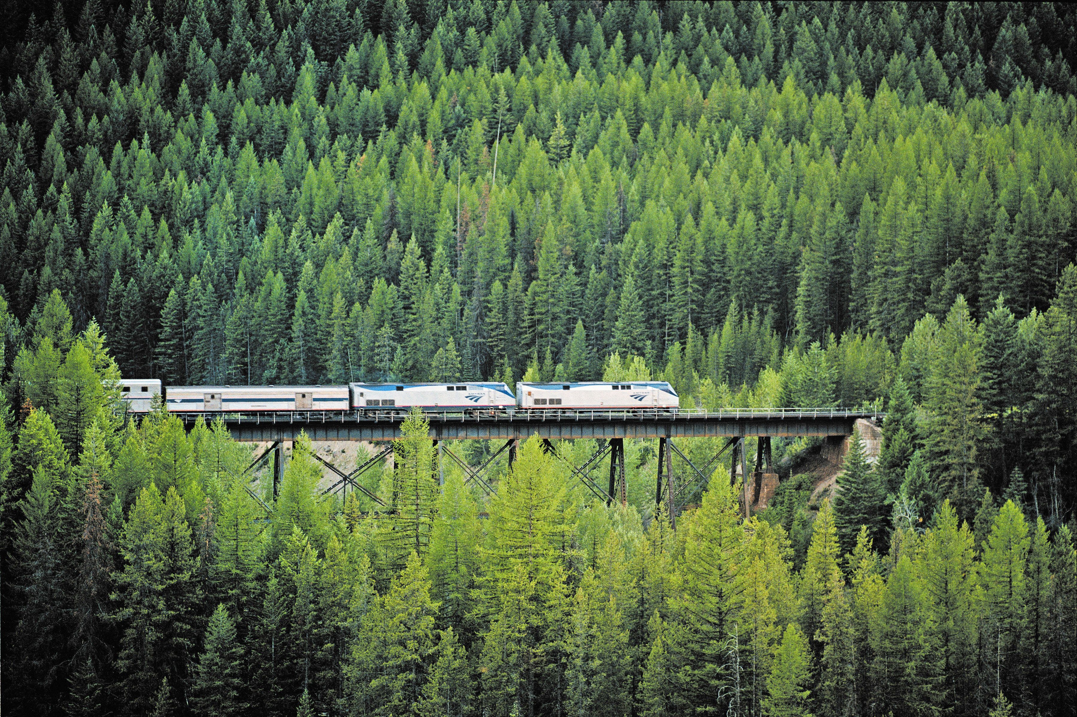 Amtrak Empire Builder auf freier Strecke