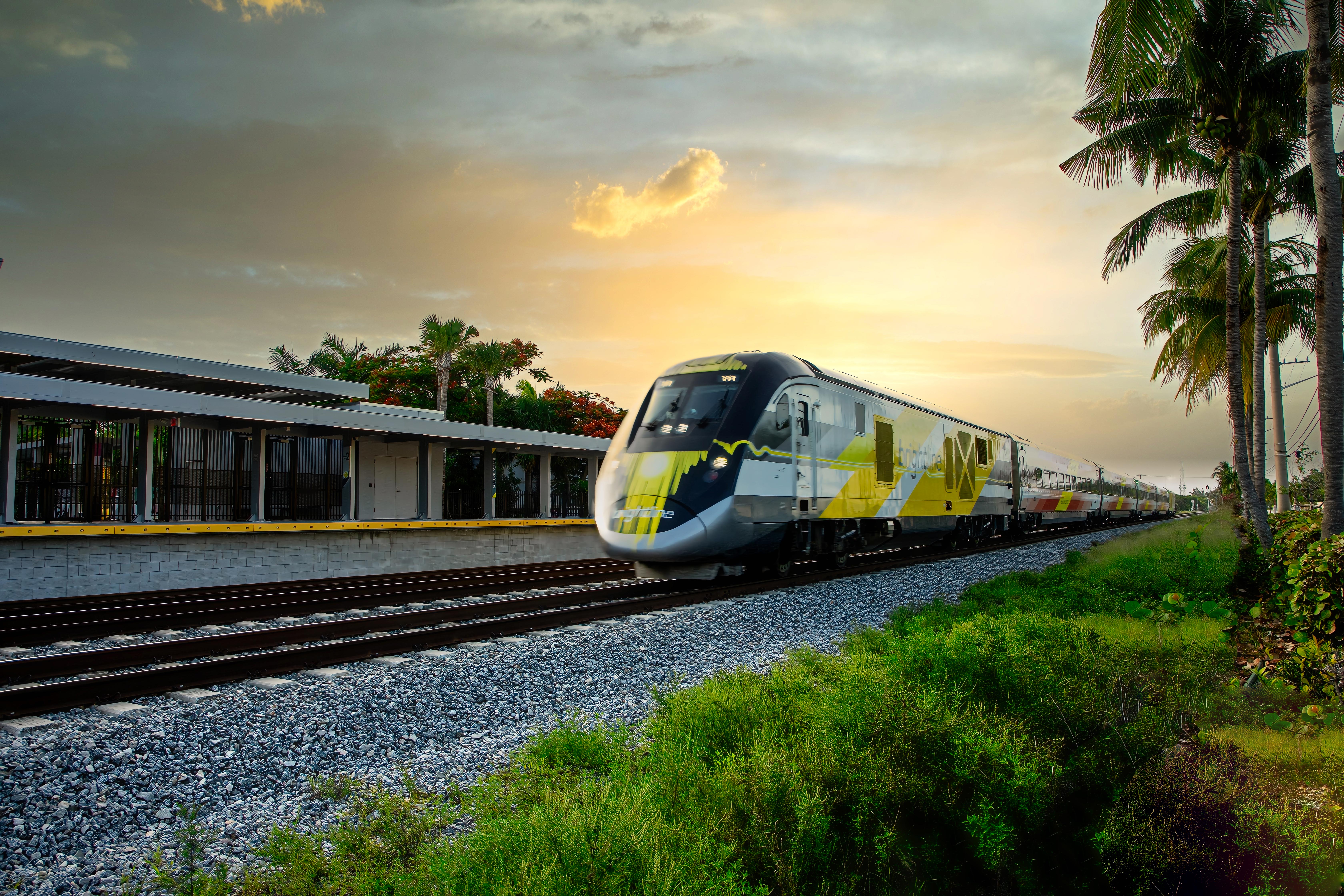 Brightline Zug im Bahnhof Boca Raton