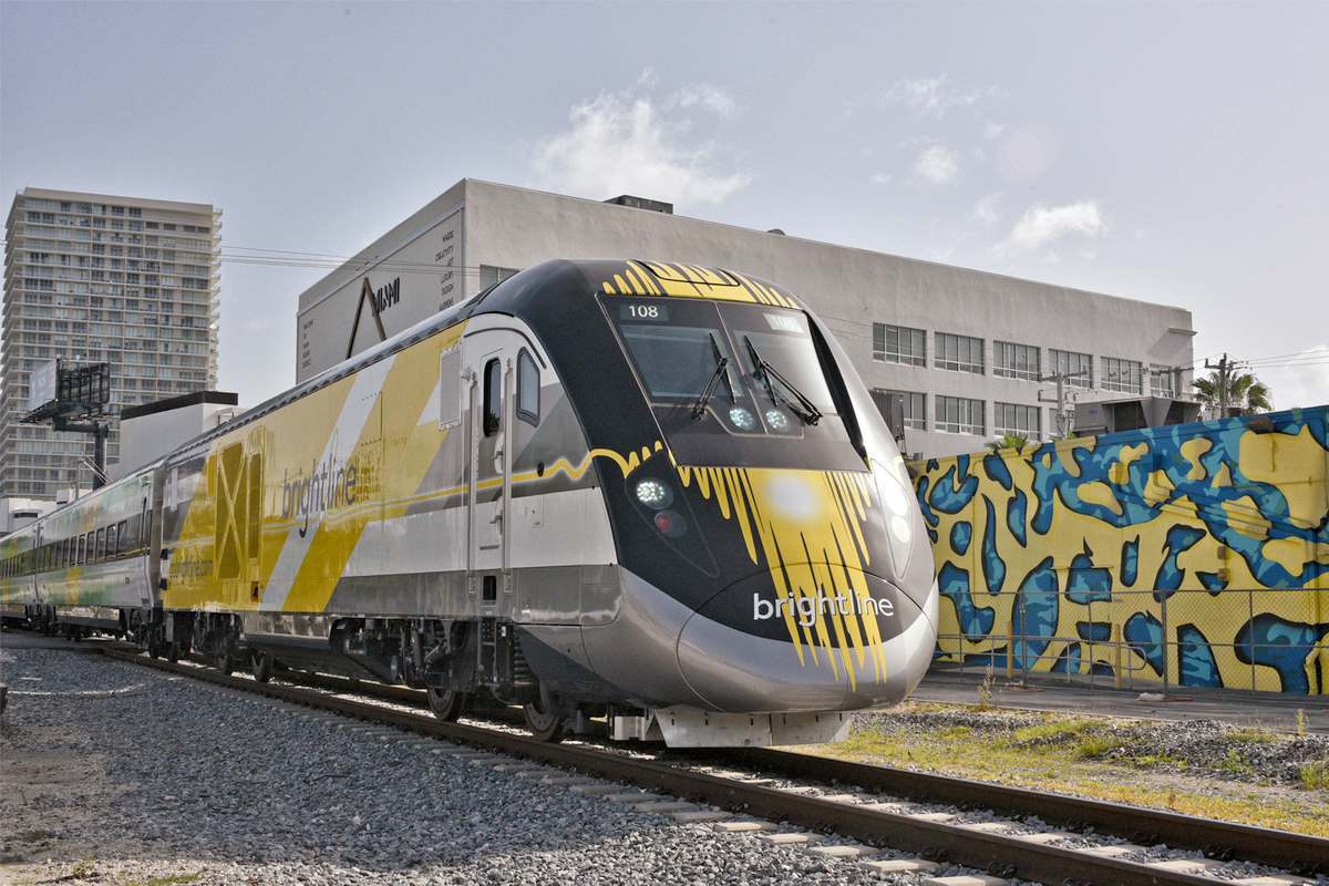 Ein Zug von brightline fährt durch den Miami Design District