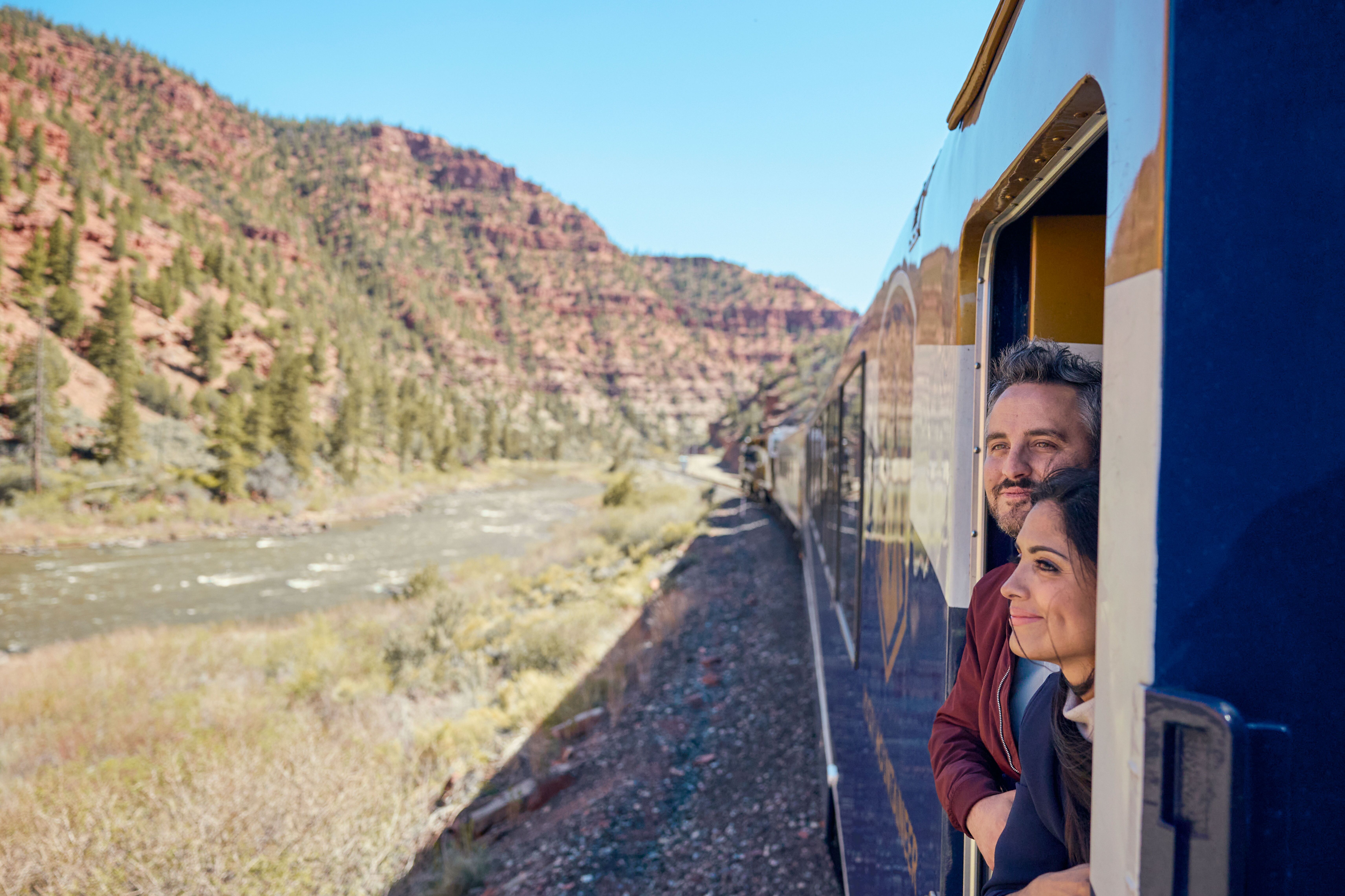 Paar genießt Aussicht aus dem Canyon Spirit
